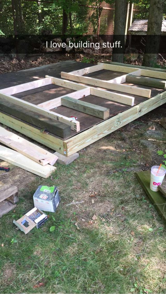 It was time to build a new coop, as the old one has been unused for several years, and is full of lawn tools and power tools... so i set to work using a bunch of lumber that I had laying around, as well as some new stuff...