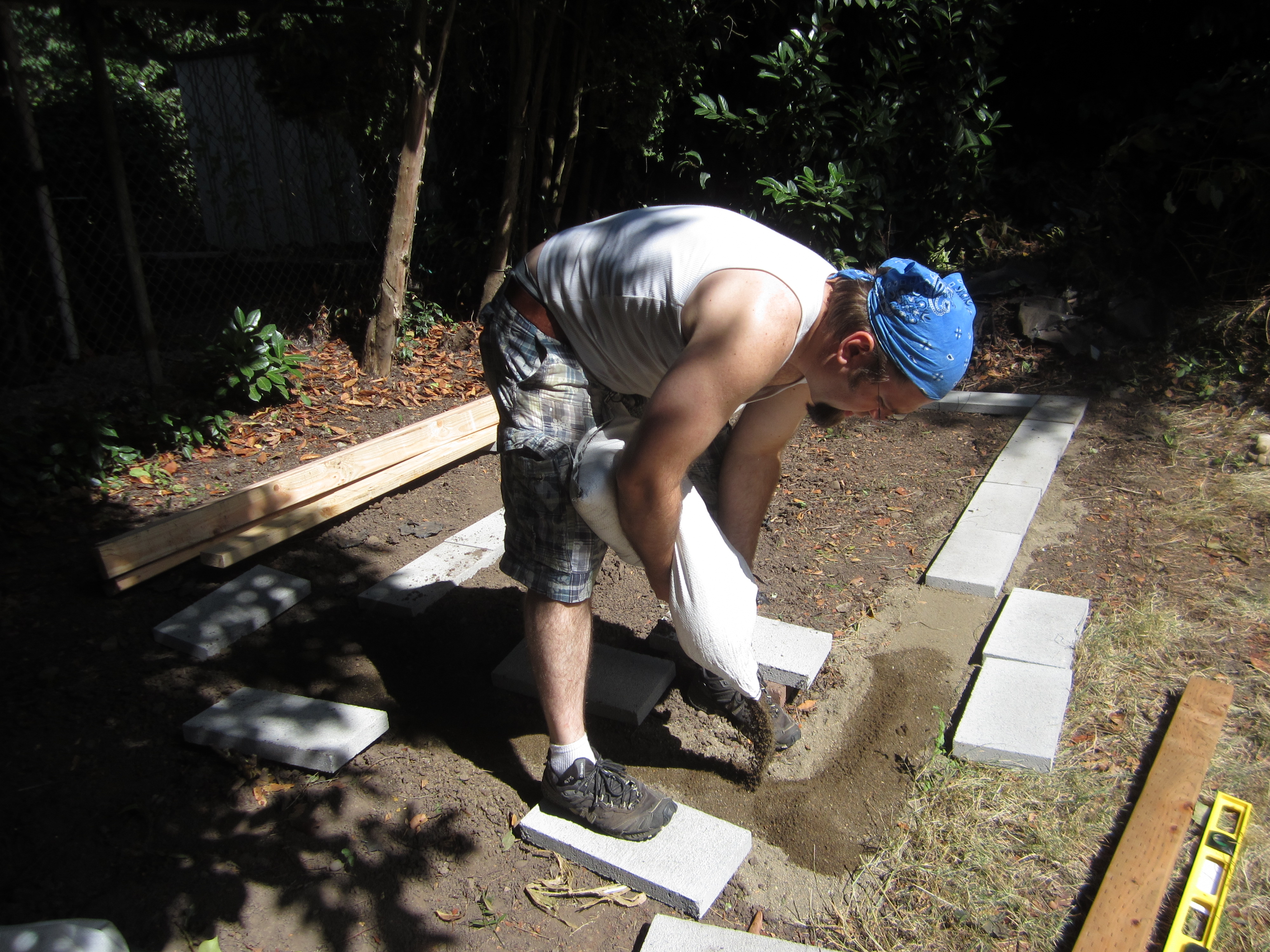 Leveling the bricks with sand