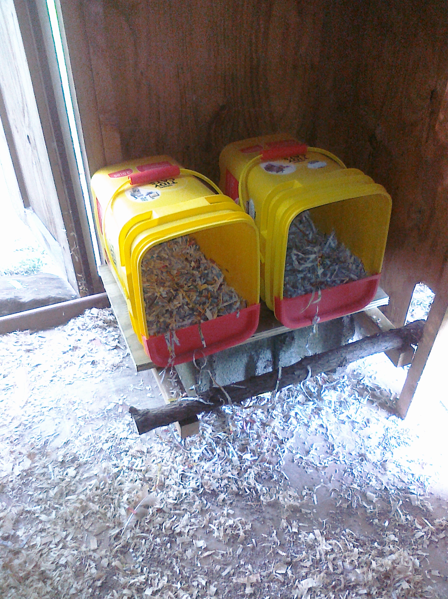 litter bucket/nest box