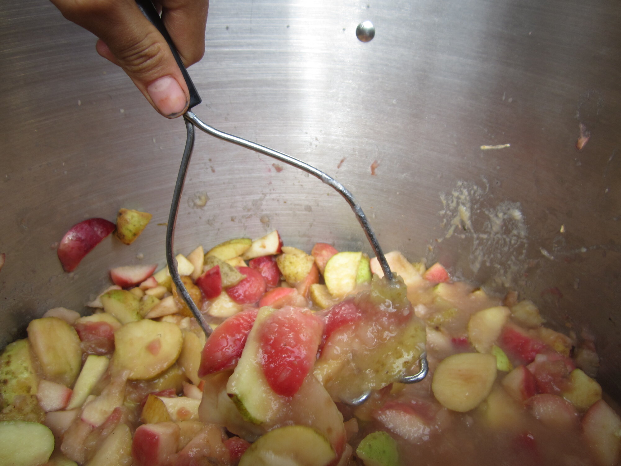 me making making applesauce
