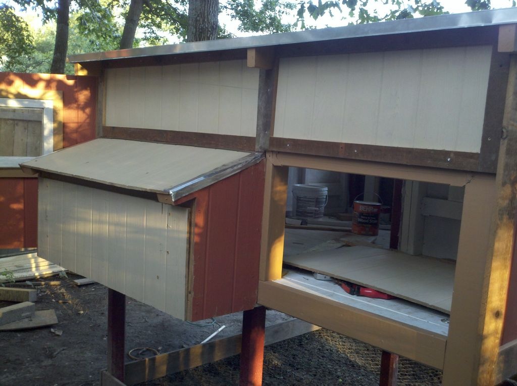 Nesting box, door that opens downward
