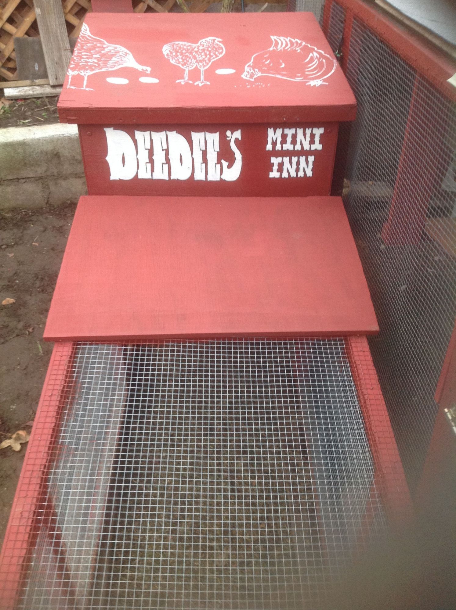 Once I had built "Deedee's Inn", the original little tractor coop/run became the "Mini Inn".