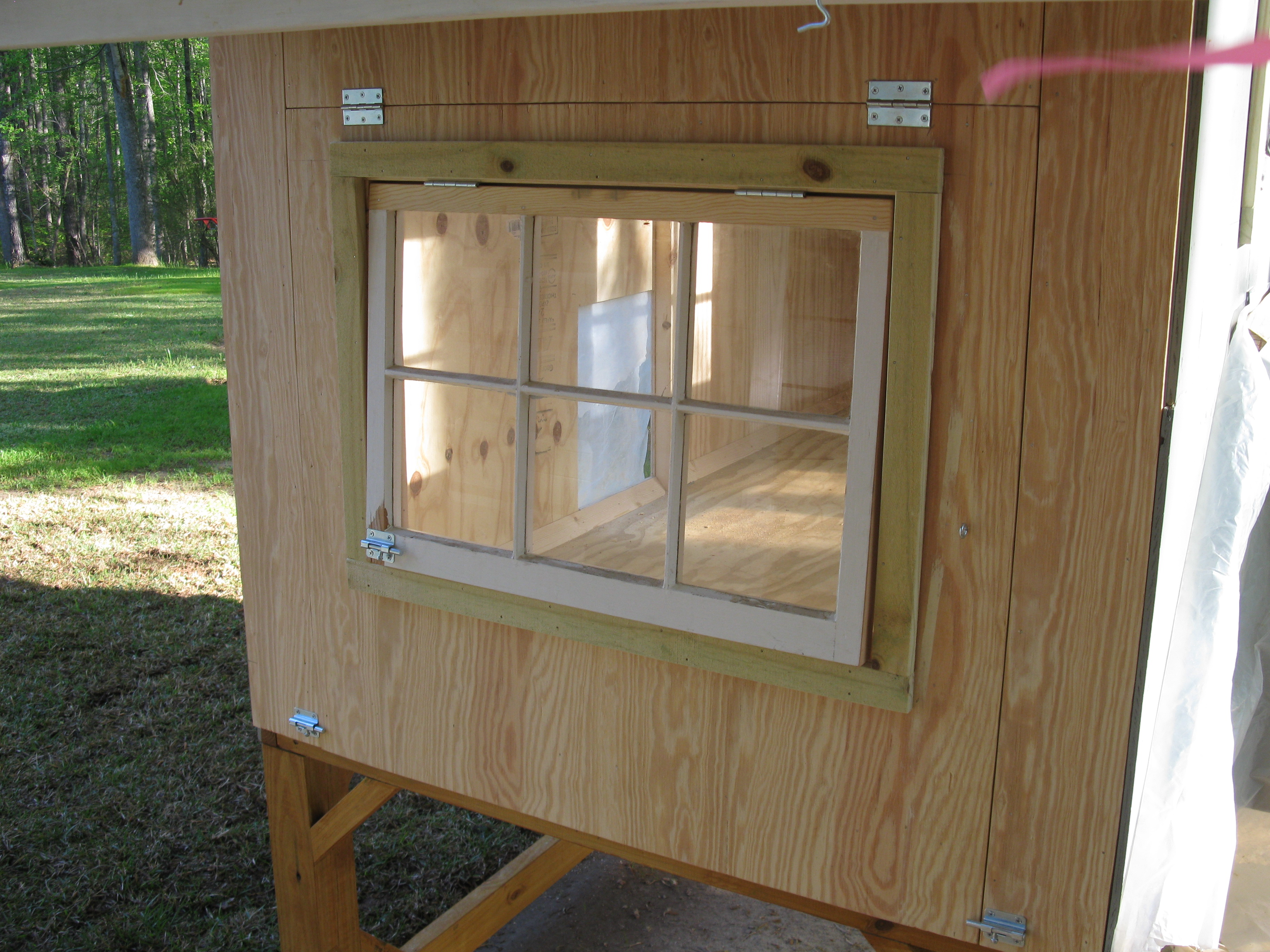 One end has a full width hatch door for easy cleaning and the window sash is also hinged.