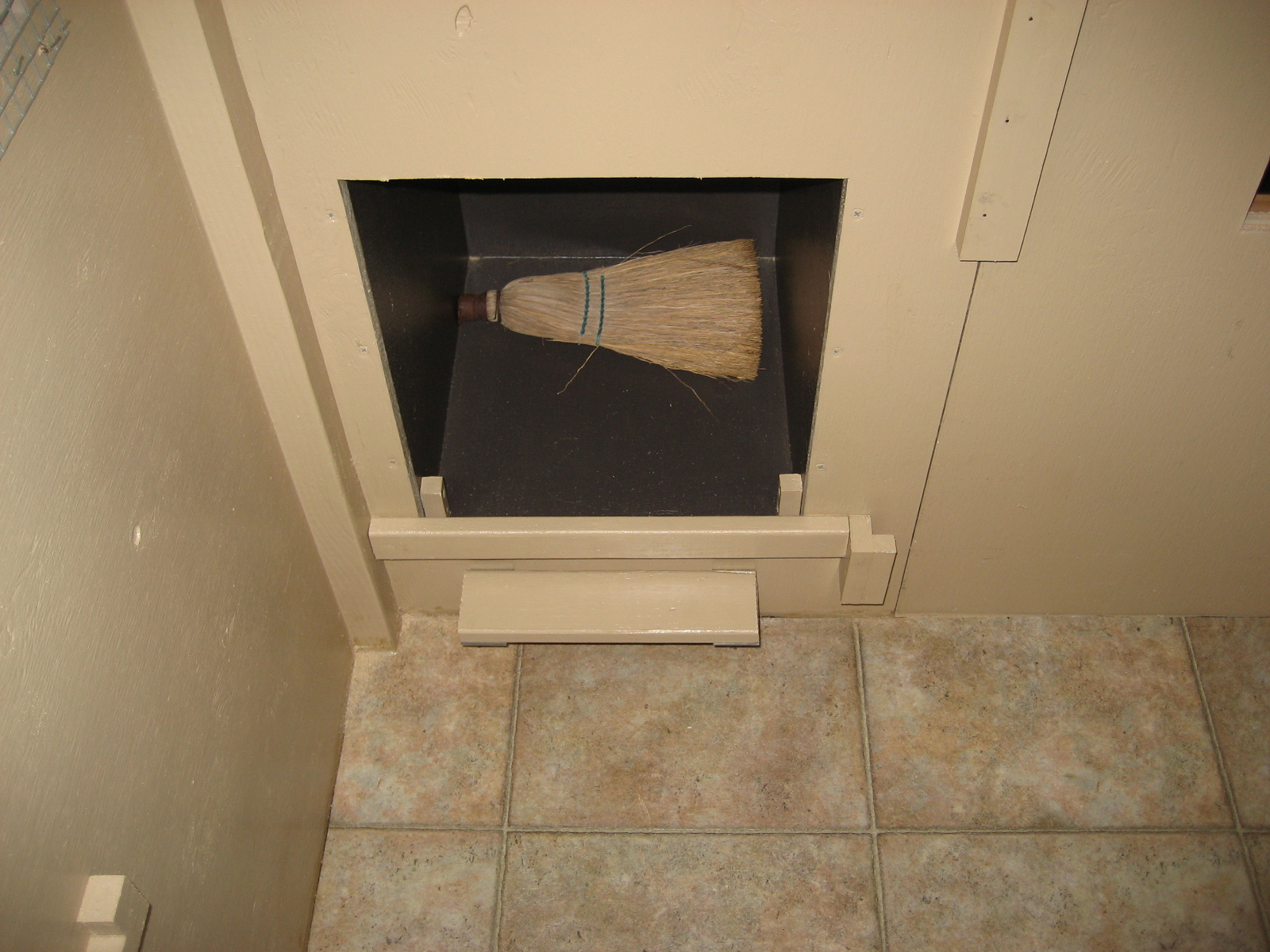 Perch for nest box. Nest box also has a removable block for easier cleaning. In the picture the wood block is not in.