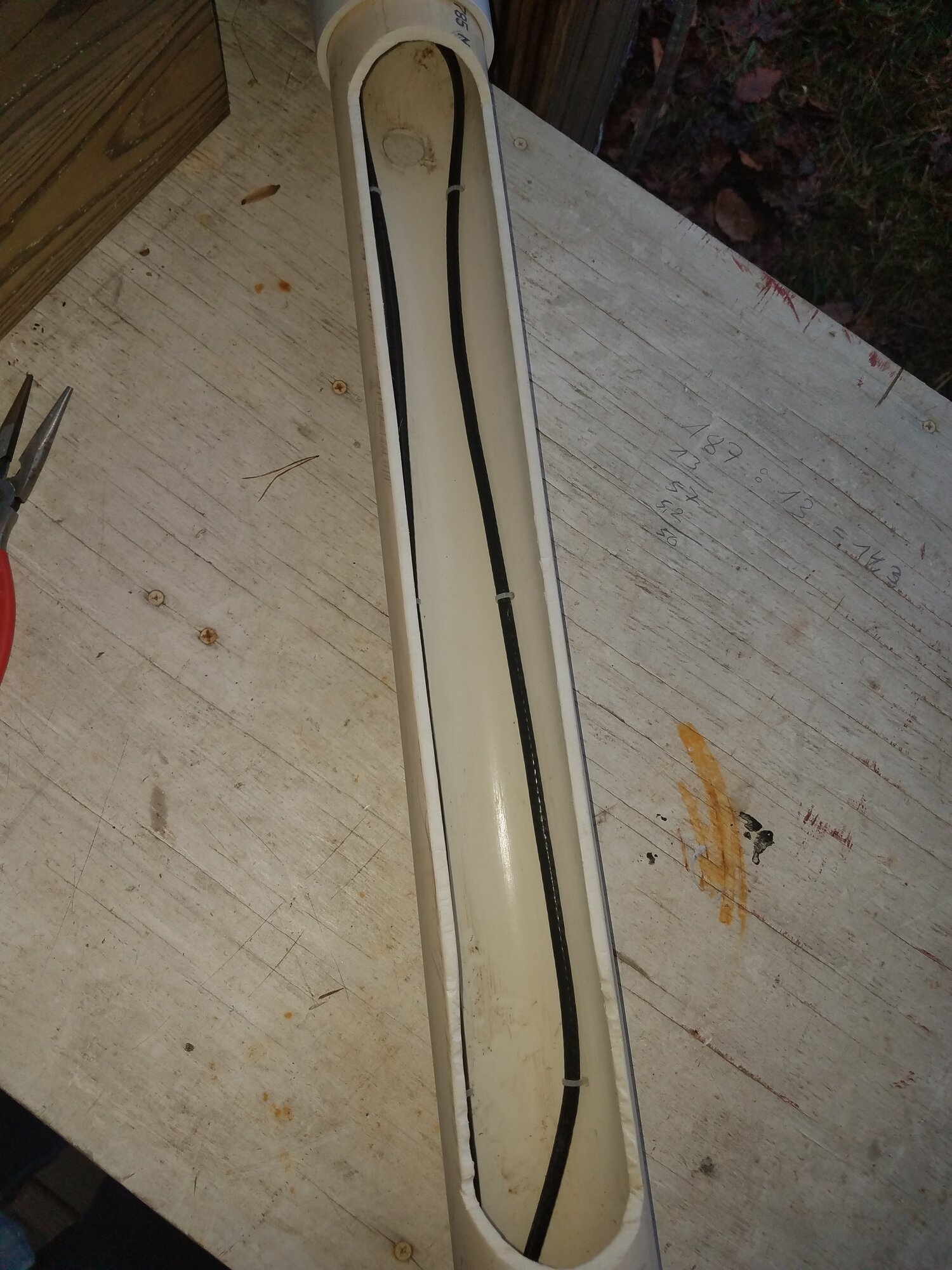 Pipe heater cable layout