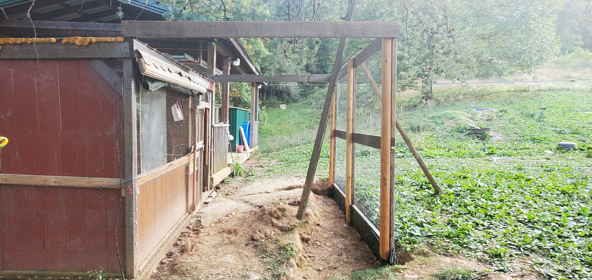 Prefabricated duck-pen wall upright