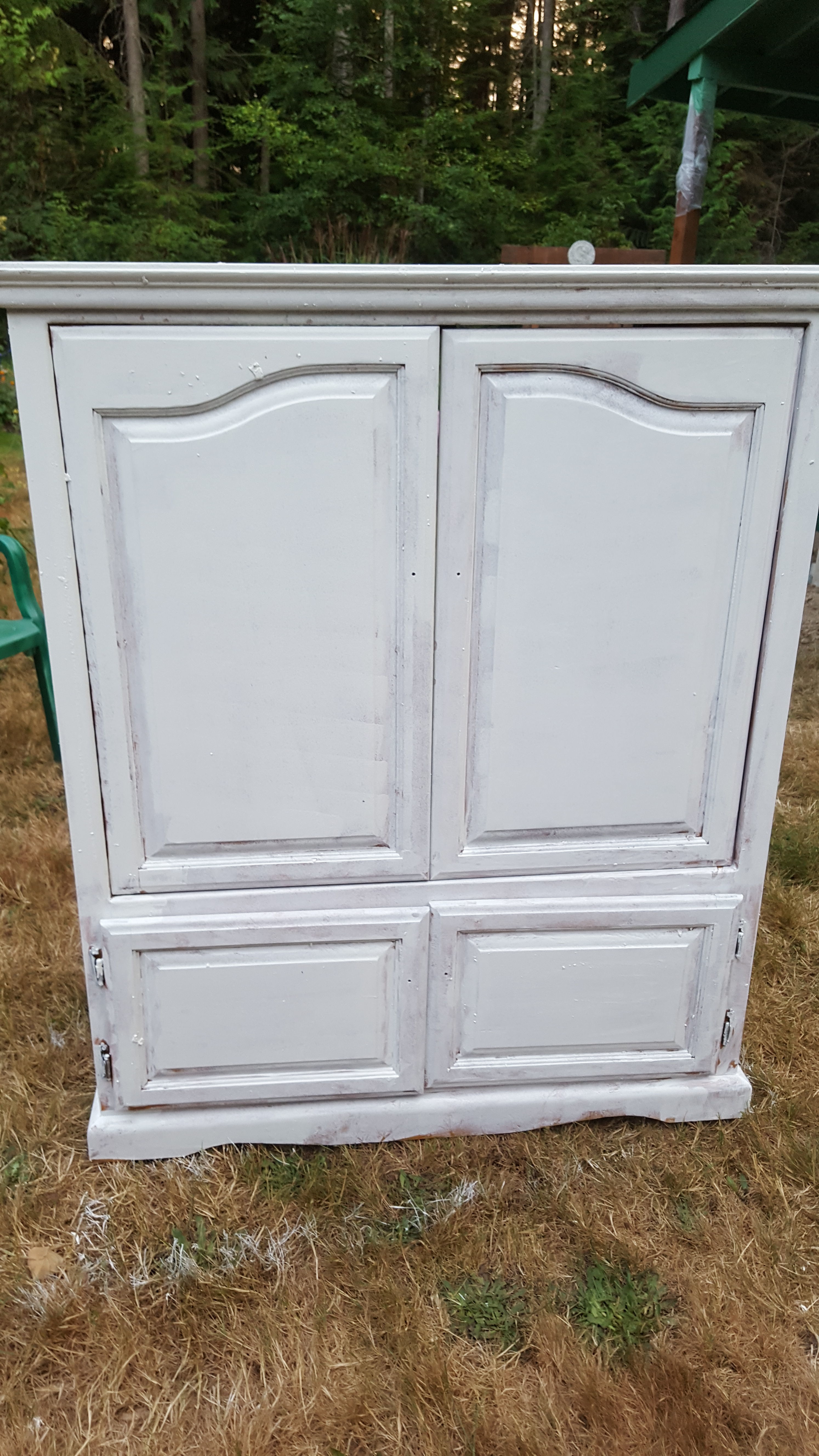 Primer on the cabinet.