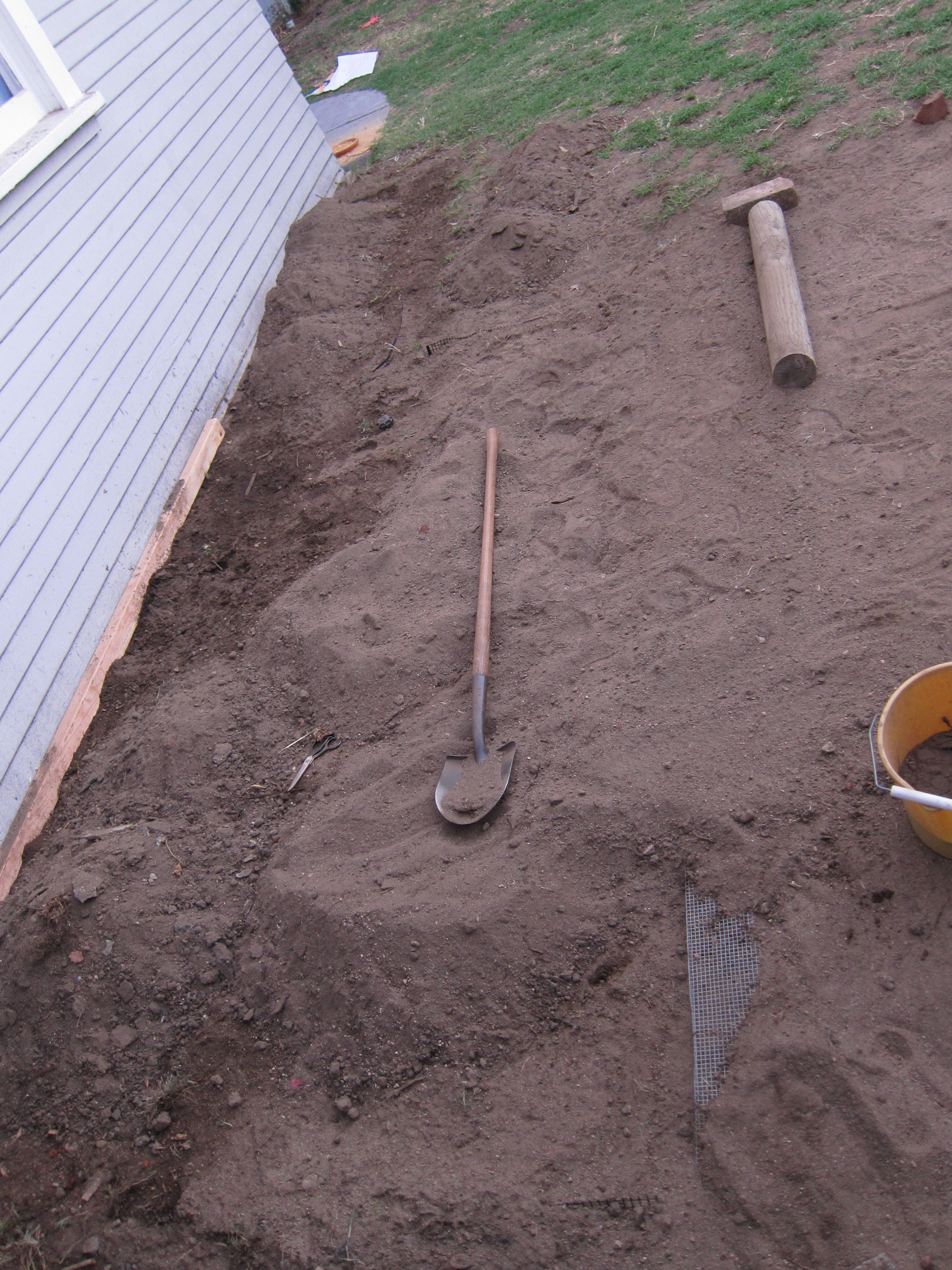 Project "bury cage wire" complete!  Phew! That was a lot of work!  And when it's done, it feels great and so worth it!