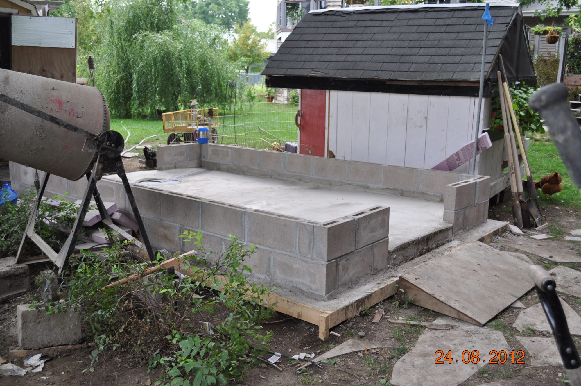 Ready for walls! (Old "chick" coop in the background. They are "movin' on up"!)