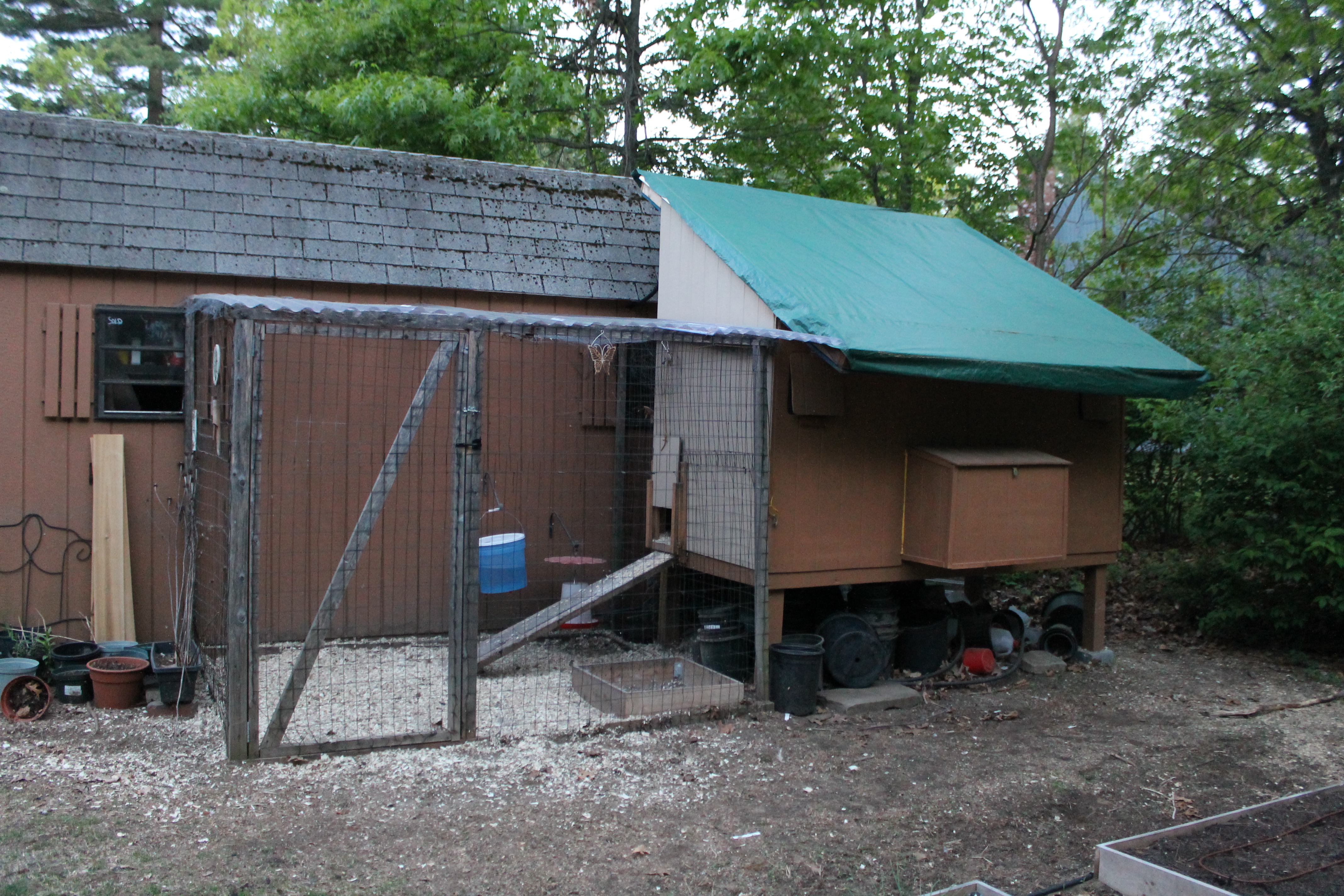 Thanks to husband the side was never painted. Now it will be difficult because of the fencing. Exactly why my plan was to paint everything beforehand. He didn't want to wait. The roof is on now. I just haven't taken any new pictures.