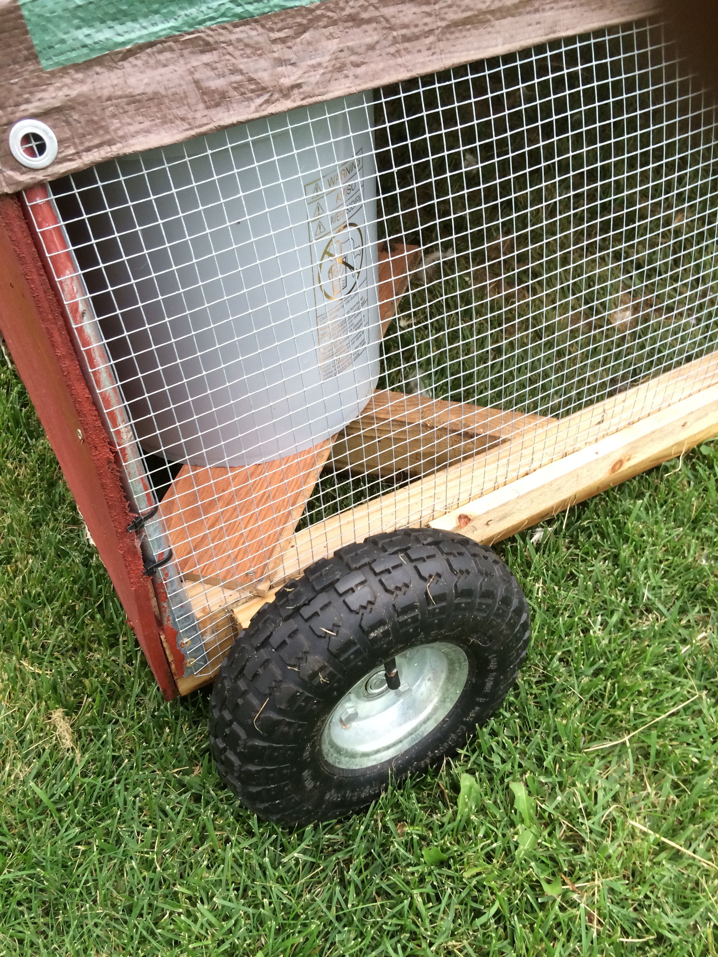 The back has removable wheels that slide onto carriage bolts.  This allows me to use one set of wheels on multiple tractors (currently have 2)and allows the frame to sit flush on the ground.