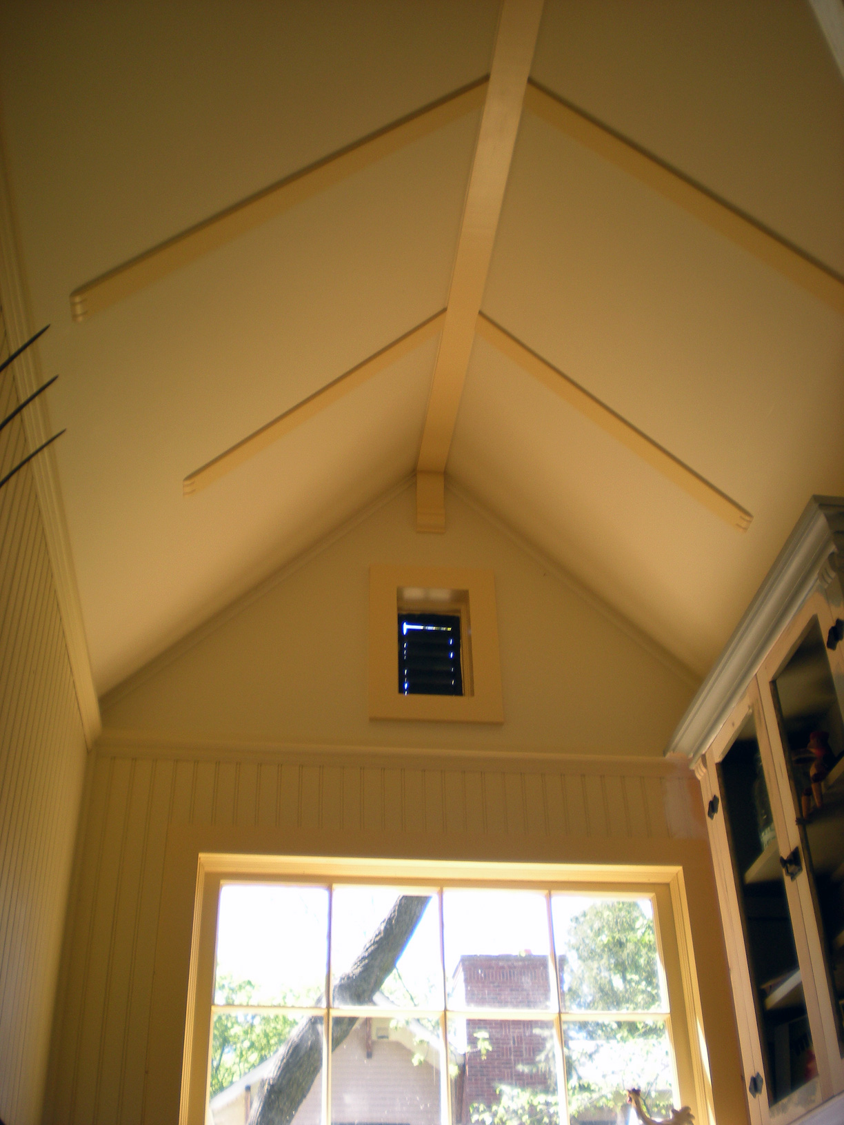 The ceiling detail to cover a seem over the cabinet. Inspired by the three toes of chicken feet.