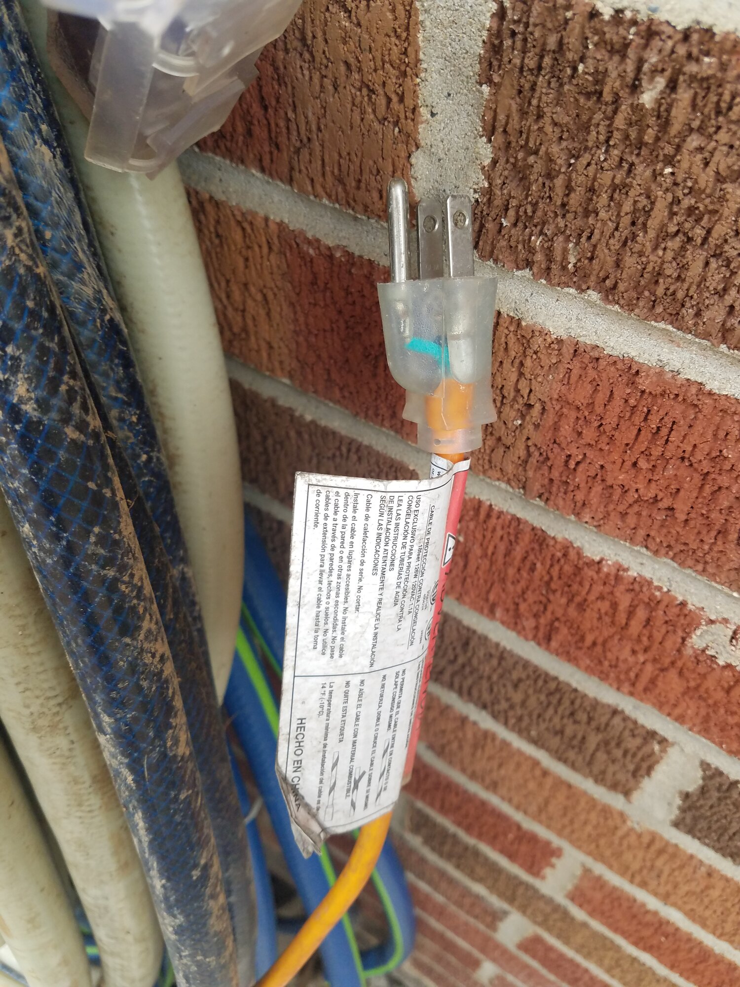 The pipe heating cable is equipped with a three prong plug.