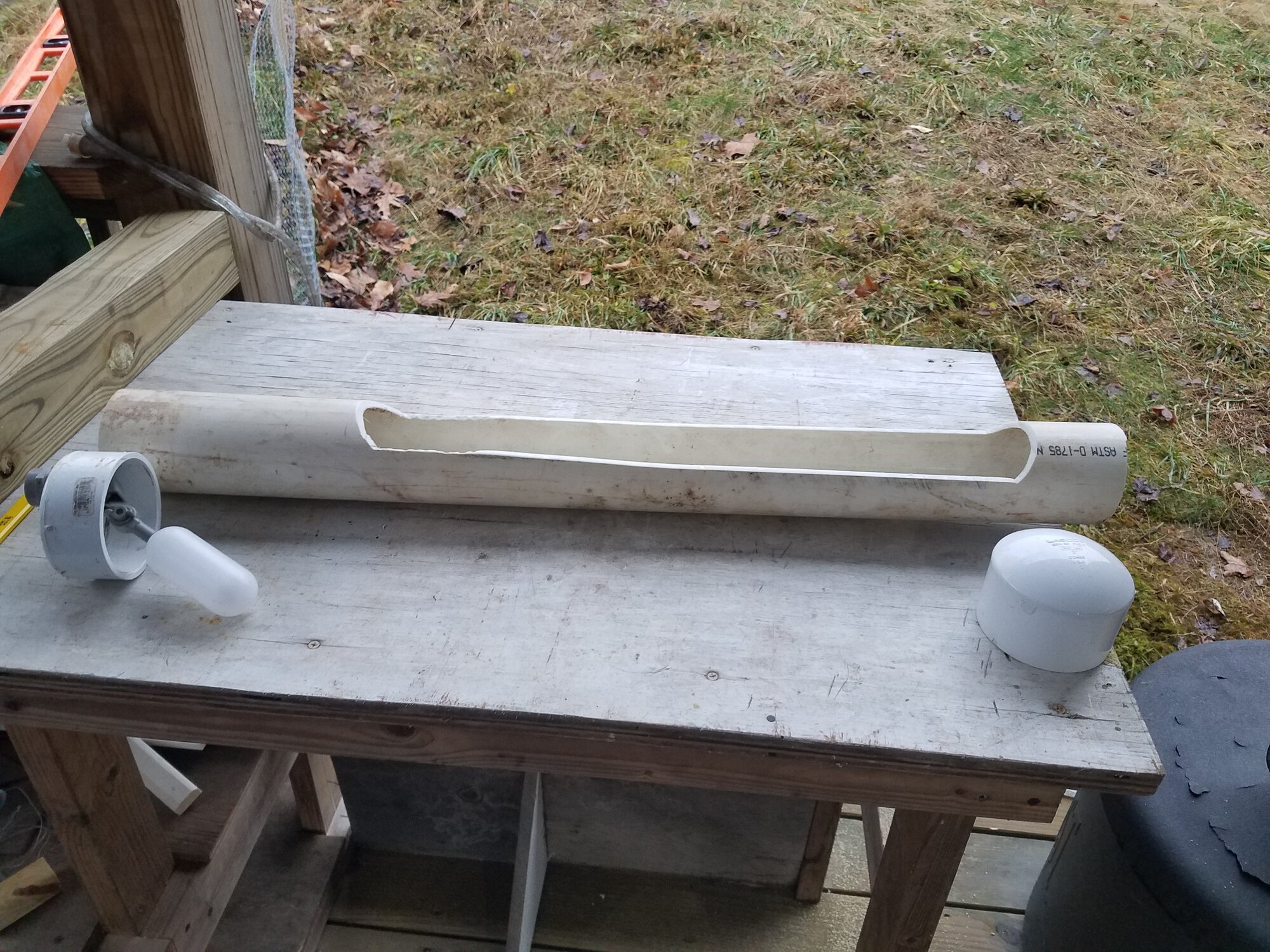 This is how the pipe and the two end-caps should be assembled