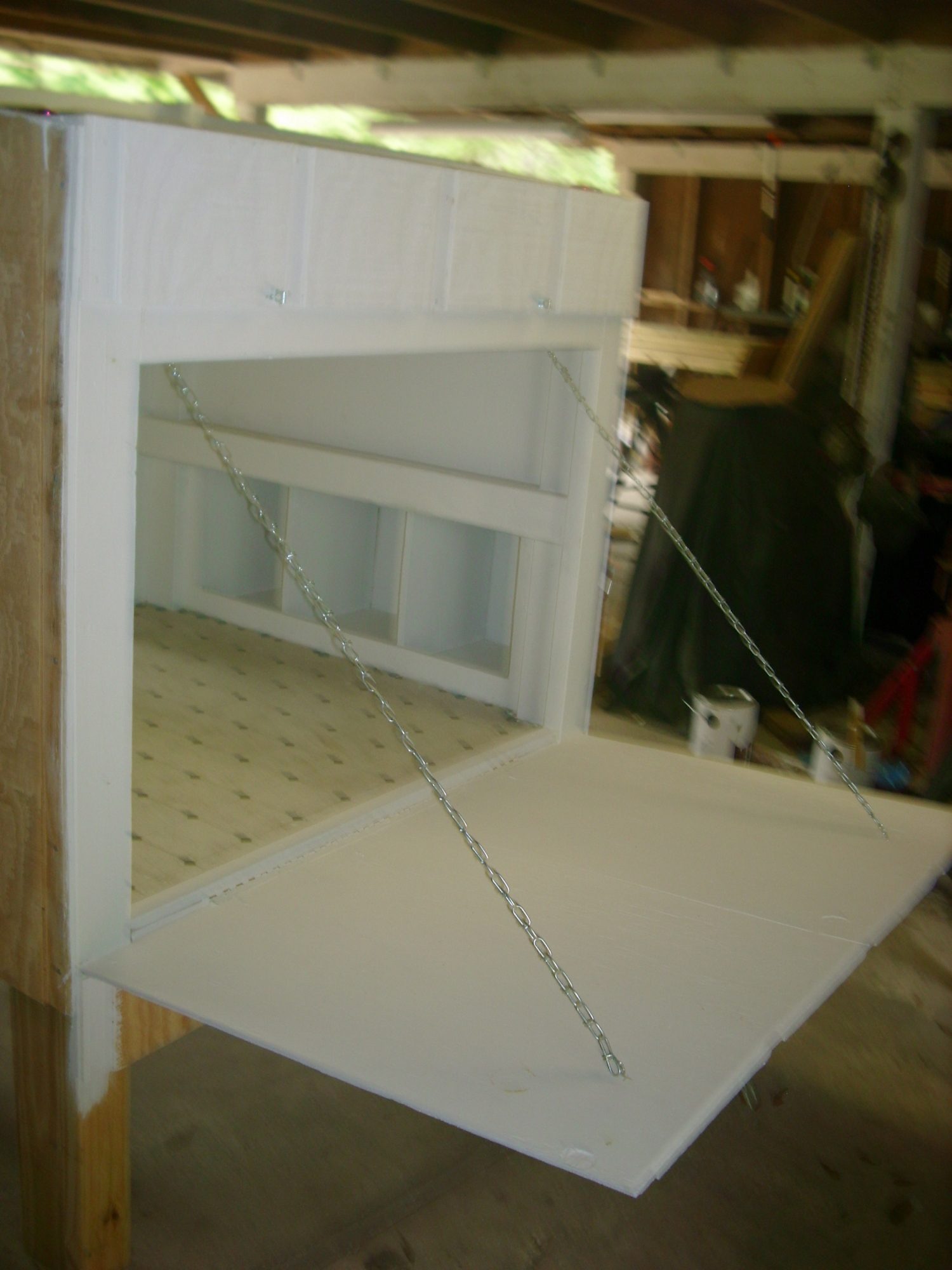 vinyl floor on the bottom and in the nest boxes for easy cleaning