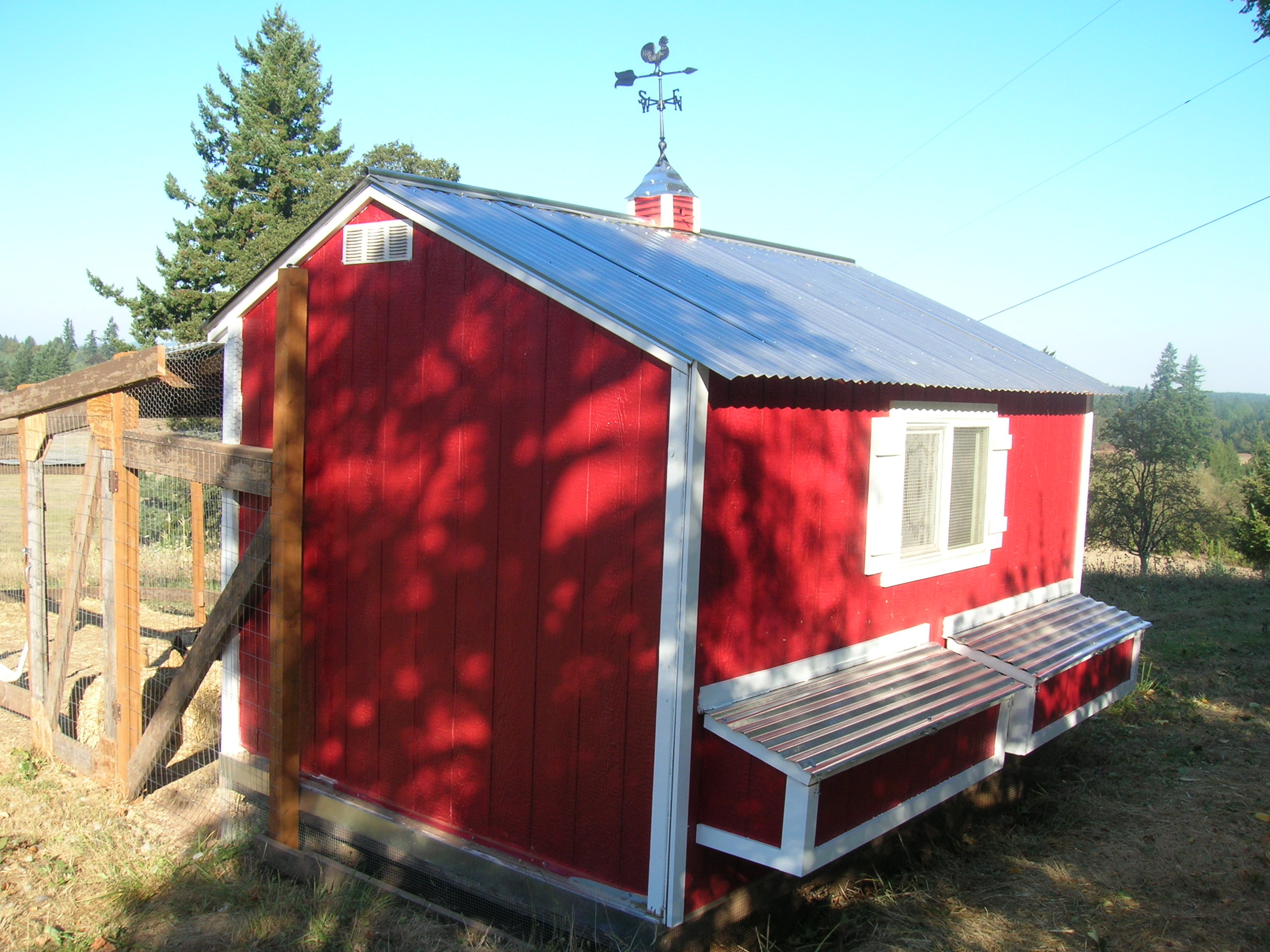 yep, has a cupola, should have made it a little bigger, next time...  Nesting  boxes are 12x12x14, there are 5 in each box.