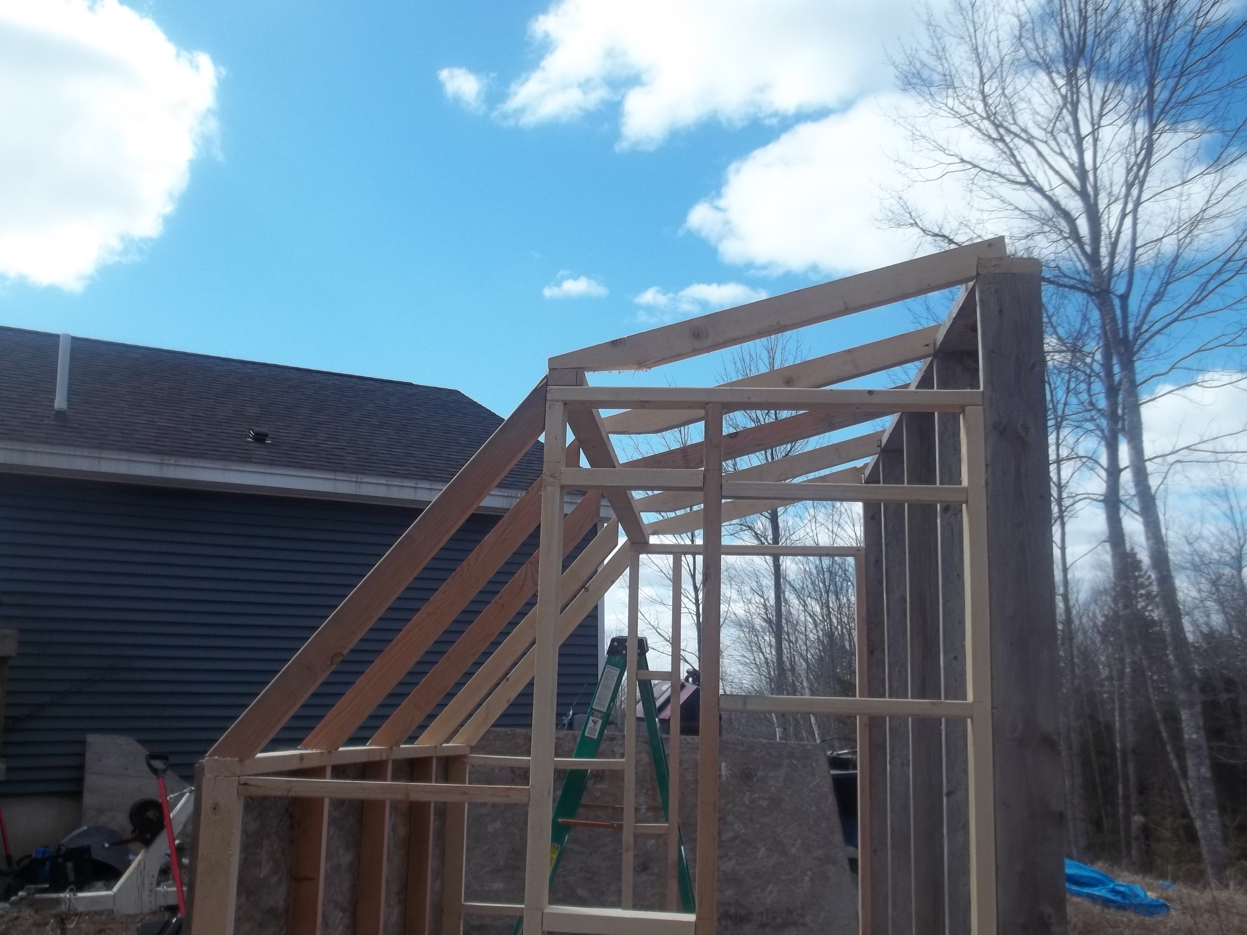 You can see the double angle here, tried to make a gambrel type rig to allow more floor space, and to keep me from hitting my head when I am lugging the veggies