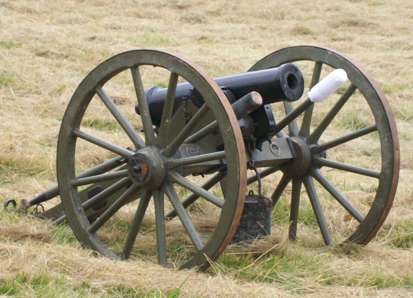 American_Civil_War_era_12_lb_howitzer_cannon_used_in_the_battle_of_Corydon_reenactment.jpg
