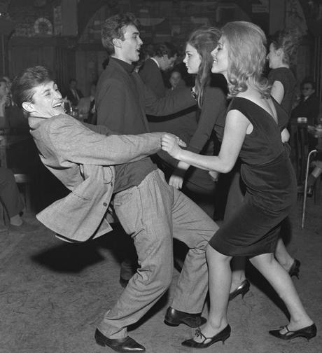 the-dances-in-italy-in-the-60s-L-FePEEi.jpeg