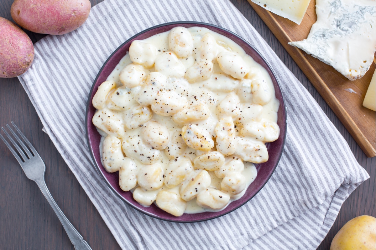 https://www.giallozafferano.com/images/229-22906/four-cheese-gnocchi_1200x800.jpg