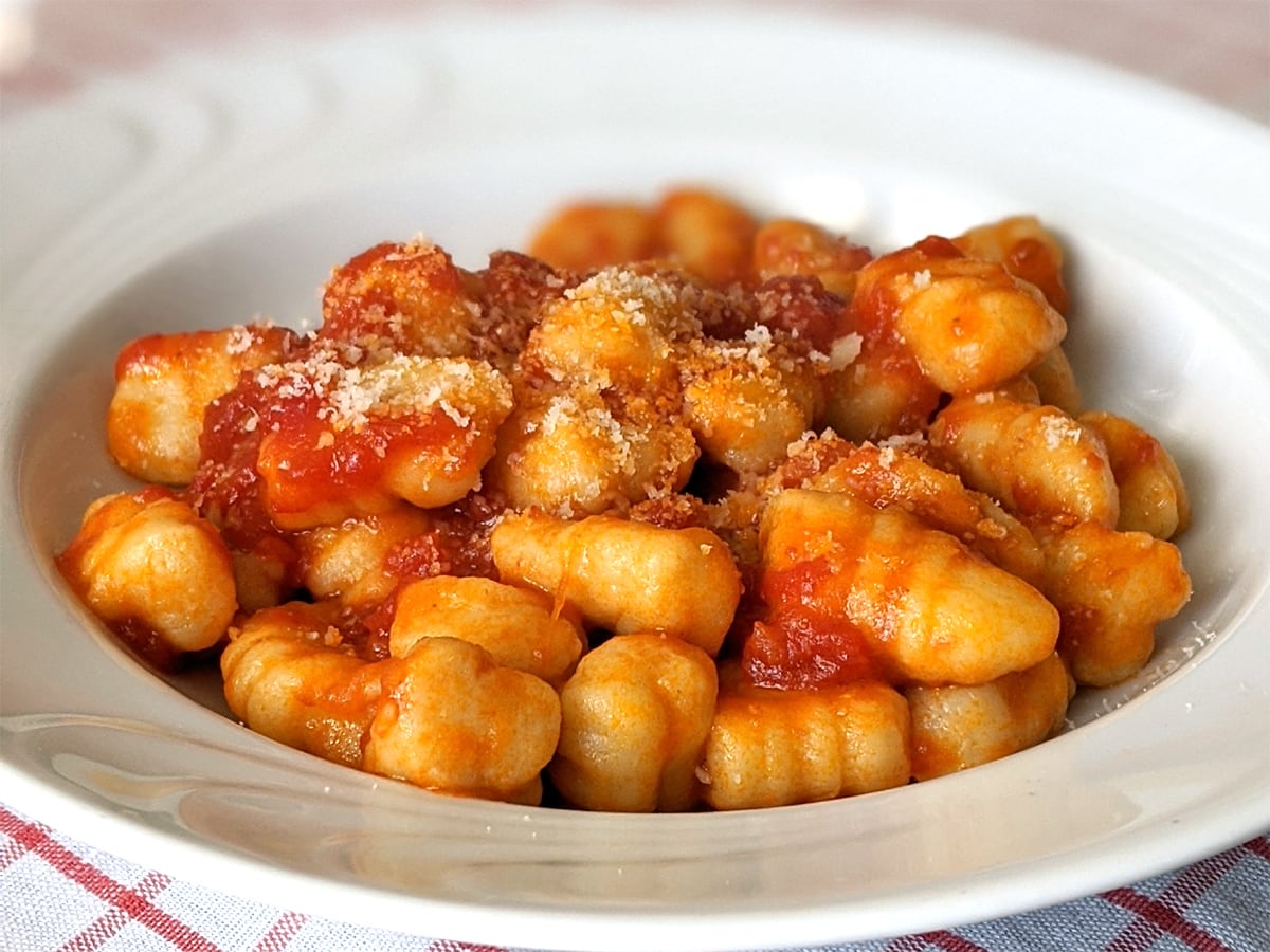 https://www.disgracesonthemenu.com/wp-content/uploads/2010/11/gnocchi_wp.jpg