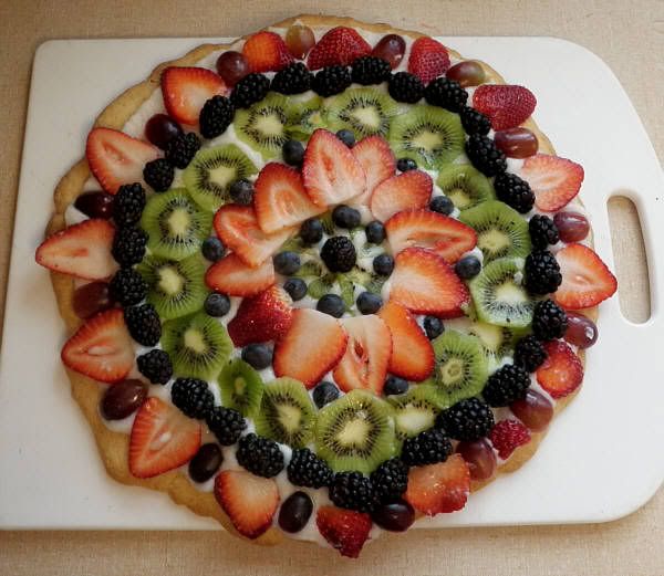 glutenfreesugarcookiefruitpizzaJ.jpg