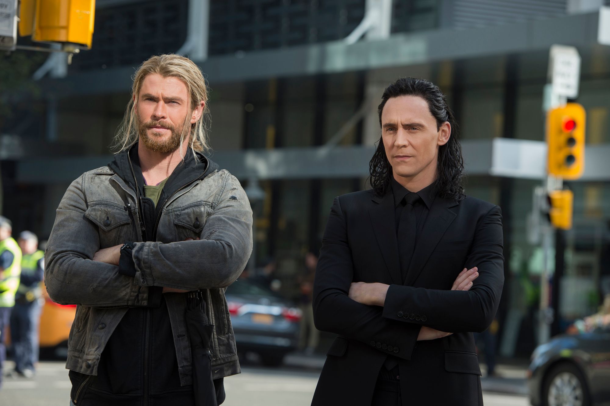 thor-ragnarok-tom-hiddleston-chris-hemsworth.jpg