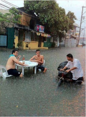 drinking-despite-flood-more-fun-in-ph-2-20120809.jpg