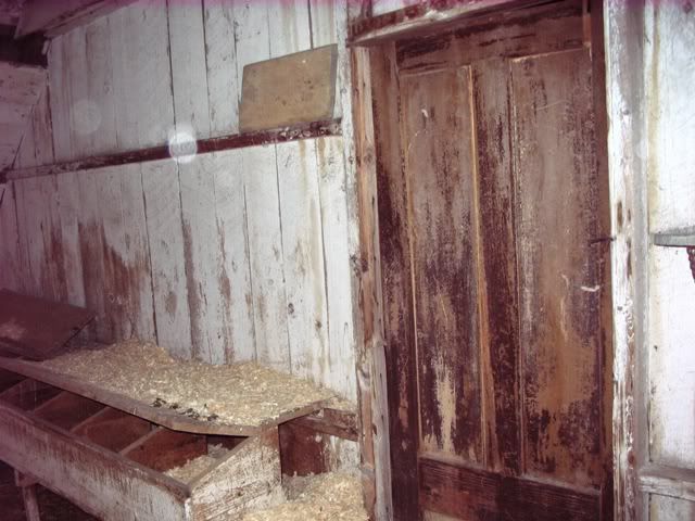 signnestingboxesdoorclose.jpg