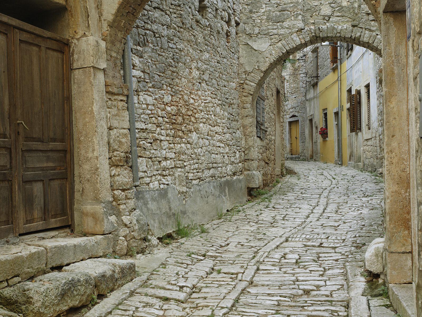 Cities_The_narrow_street_of_old_city_015034_.jpg