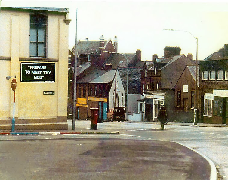 A+soldier+making+the+long+walk+to+defuse+a+car+bomb+in+Northern+Ireland.jpg