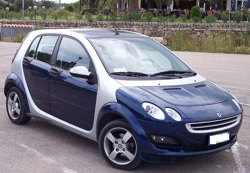 800px-Smart_ForFour_bluesilver_vr.jpg