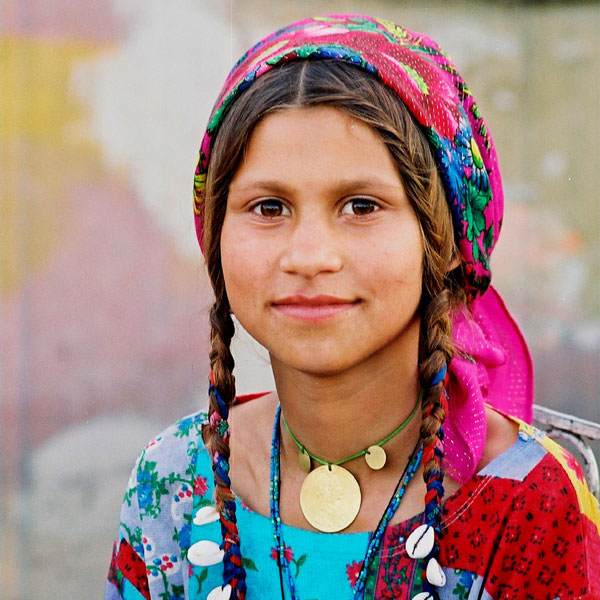 1726d1177898377-do-we-know-who-are-roma-people-roma_girl_craiova.jpg